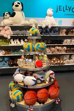 “Jellycat团伙”伏击英国玩具店，并在网上以1000英镑的价格出售毛绒玩具