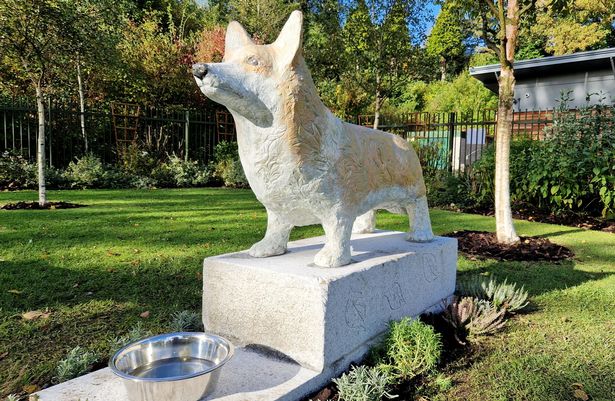 沃尔索尔市议会花费3.5万英镑购买柯基犬雕像向女王致敬,引发众怒