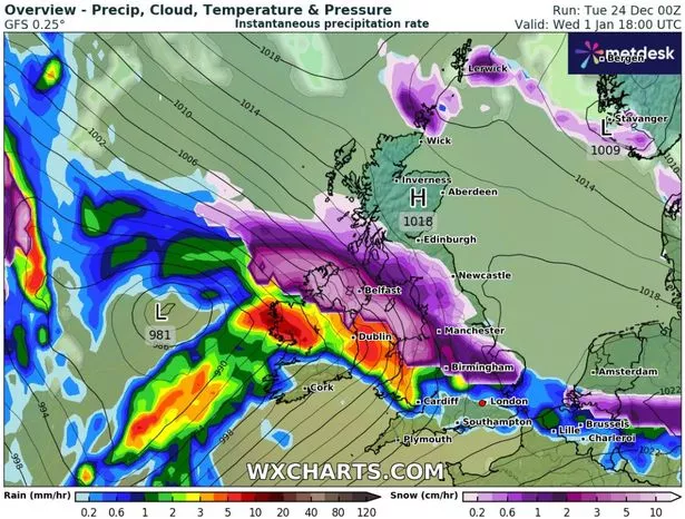 英国气象地图显示,300英里厚的雪墙每小时带来10厘米的降雪,无处幸免