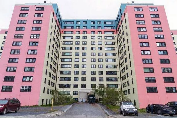 一个不寻常的小镇，大多数居民都住在一栋楼里