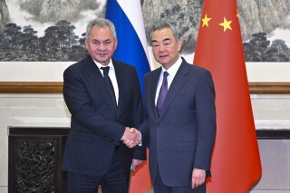 俄罗斯国防官员参观了中国的主要军事展示，以示团结